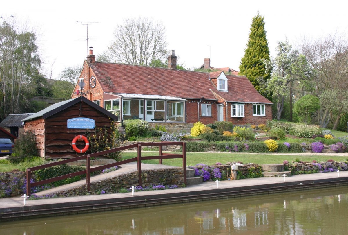 Waterside Cottage - set on the Grand Union canal near Leighton Buzzard